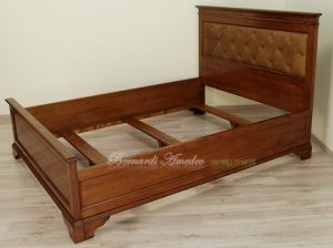 Letto classico matrimoniale in legno massiccio con pannello testiera imbottito in vera pelle